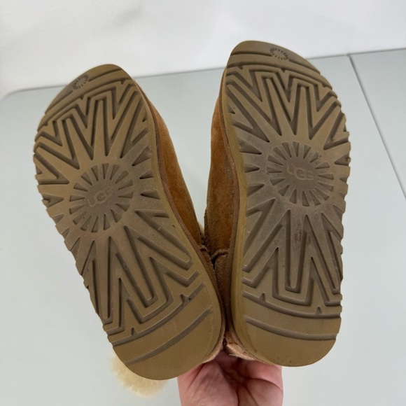 Ugg Classic Bailey Boots with Buttons Size 7 - Picture 5 of 6